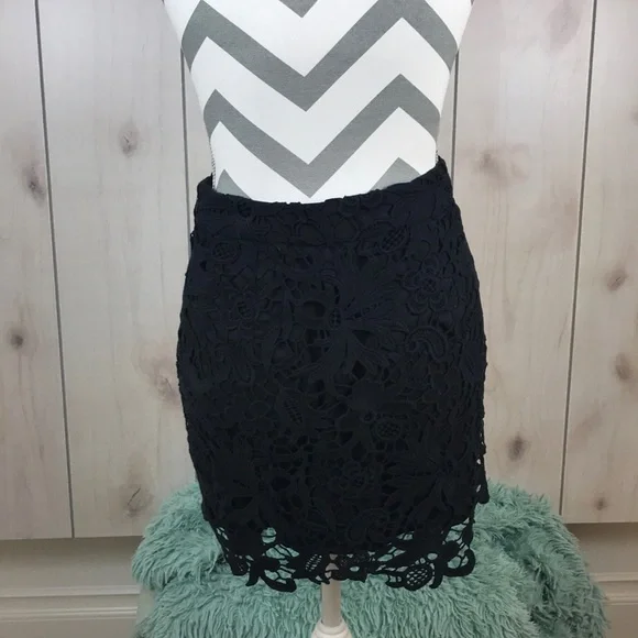 🔴Banana Republic Black Lace Skirt | Size 4P | Mini | Lined | Elegant Floral - Picture 4 of 5